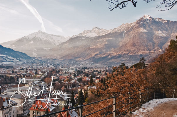 Meran Übersichtsbild aus den Bergen fotografiert