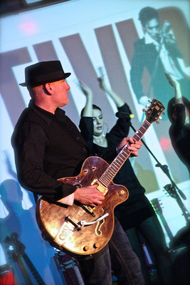 Aaron Memphis. Elvis tribute show. Banda del músico y guitarrista Miki Pannell