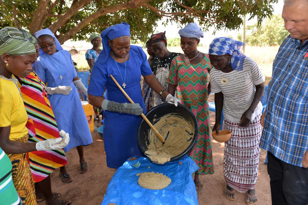 Beim Frauenbund und Sr. Stephanie lernen die Frauen z.B. wie man Seife aus Palmöl herstellt 