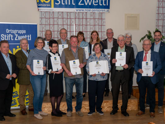 Die ausgezeichneten Mitglieder mit Bgm. Franz Mold, BO Franz Binder und StR Tom Weiss