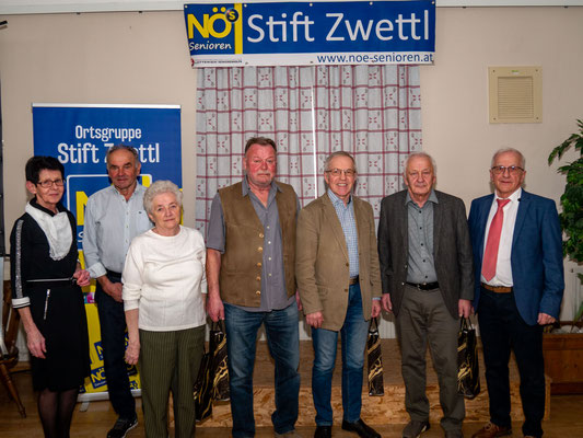 Obm-Stv. Hedwig Weinmesser (li) und Obmann Herbert Krapfenbauer (re.) sagen Danke an die ausscheidenden Funktionäre: Ambros Artner, Maria Hafner, Hermann Almeder, Johann Krapfenbauer, Robert Koppensteiner.