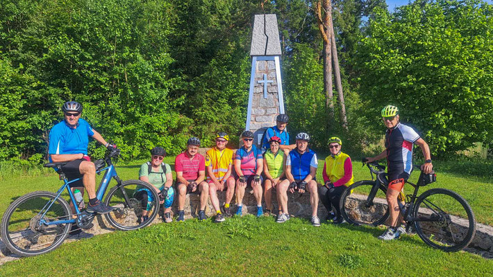 die Teilnehmer(innen) der längeren Route, der Pause bei der Bernhard-Oase