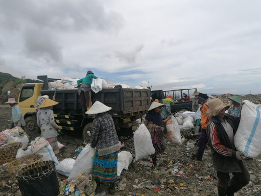 Der Müll wird nach recyclebaren Material durchwühlt