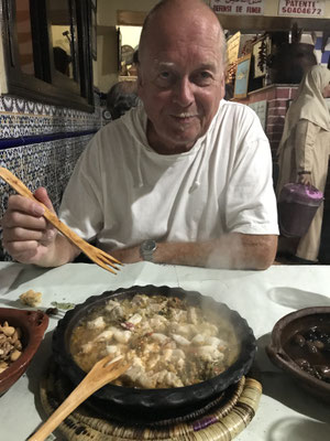 Am Abend ein mehrgängiges Fisch-Menü: Tajine mit Fisch und Tintenfisch