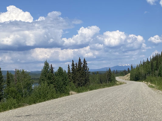 Der Campbell Highway als Nebenstrecke des Alaska Highway ist weitgehend ungeteert.
