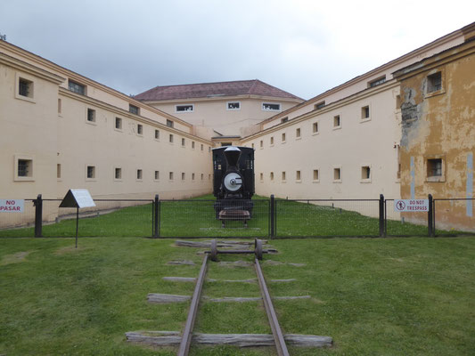 Die Gefangenen haben damals eine Eisenbahn bauen müssen, auf deren Schienen heute Touristen gekarrt werden.