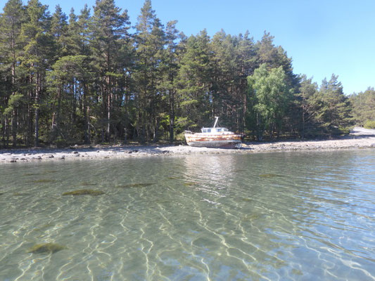 verlassenes Motorboot am Strand auf der Ostseite von Otterön