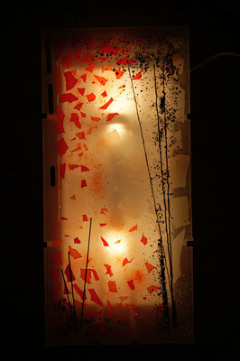 Wandlampe Fusingglas mit Metallhalterung und Glühbirnen; beleuchtet, kreative Lampe