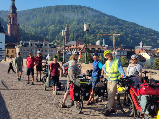 Unsere Gruppe mit Blick auf Heidelberg 