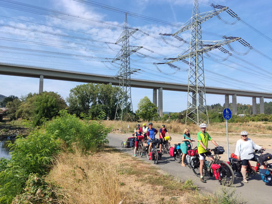 Blick Richtung Ahrtal.  Auf der Autobahn donnern die Laster darüber als hätten wir kein Problem... 