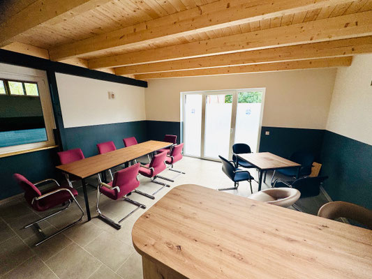 Gemütliche Aufenthaltsräume mit kleiner Pantry-Ecke