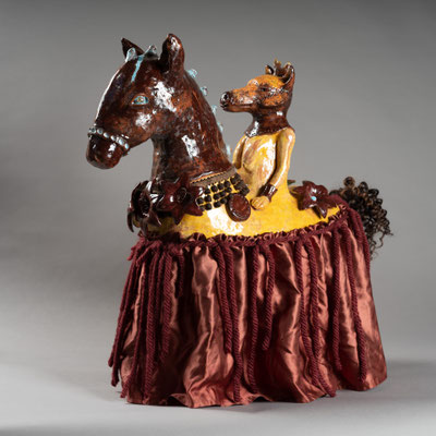 Cheval à la louve 48X45X20cm céramique décorée aux engobes et assemblages visible dans la collection permanente du Musée ATP de Draguignan  2023 photographe Franck Couvreur 