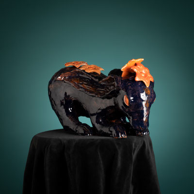 "Lièvre curieux" 20 X 42 X 18 cm céramique décorée aux engobes création signée 2023 Photographe Franck Couvreur 