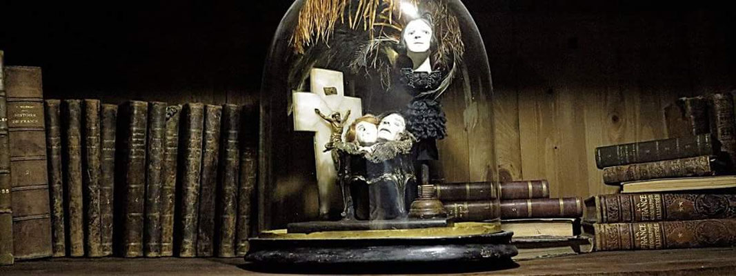 '' A la manière des Amants d'un jour'' Globe ancien assemblages création 2010 signée Photographie ''Musée la Chaise Dieu''   Symbialys 
