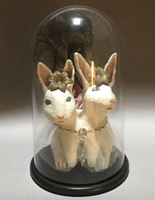 ''Chéris Bibi 1 '' 45 X 27 X 27 cm   Globe céramique , tulle , pampille de cristal, soie , laiton ...création 2019 Collection privée 
