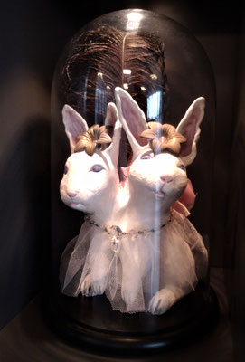 Chéri Bibi 1  , globe , céramique , fleur en soie , pampille en cristal, tulle , laiton ...création 2019 Collection privée H 48 cm 