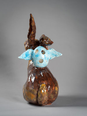 Lièvre à l'oeuf ailé 41 X 31 23 cm céramique décorée aux engobes signée 2023 Photographe Franck Couvreur 