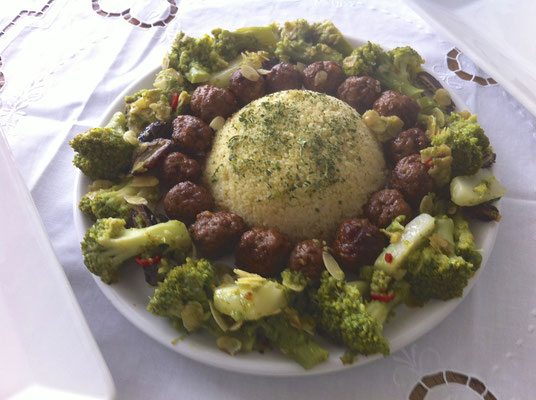 Hackbällchen arabisch mit Brokkoli und Couscous