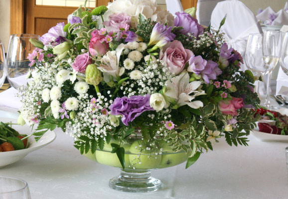 Композиция на стол, розы, хризантемы, фрезии, лизантес,  автор: флорист Лена 29149452