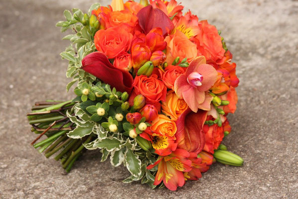 Букет из оранжевых роз, калл, орхидей, автор: флорист Лена 29149452