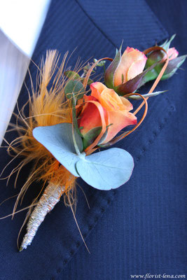 Бутоньерка из оранжевых веточных роз и перьев, автор: флорист Лена, 29149452