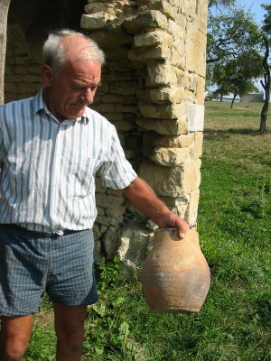 M. Tricot, le propriétaire, tenant à la main un boulin