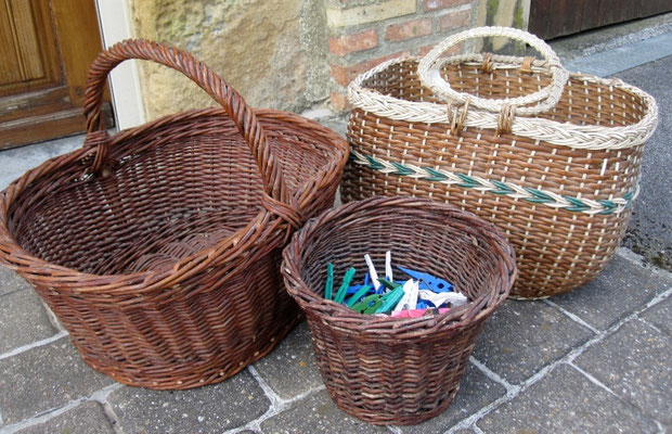 Ici, des fils de plastique ajoutent une note de couleur au panier utilisé pour faire les courses.