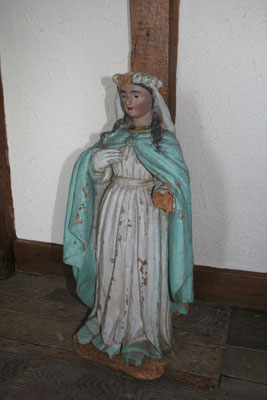 Statue en bois polychrome du 19ème siècle, à l'origine placée dans une niche en forêt sur le lieu de pélerinage. Photo Françoise Parizel