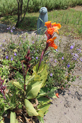 Shona Skulptur mit Blume © Shona Art Skulpturen - NEUERRAUM