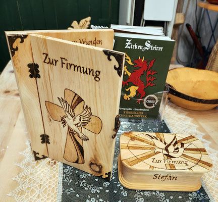 Zirbenbuch als Geschenk für jeden Anlass. Platz für Glückwunschkarte, Geld, Grußkarte u.v.m.