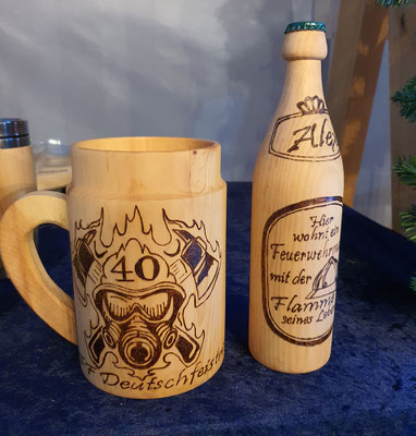Bierkrug und Bierflasche mit Flaschenöffner als Geschenk zum 60