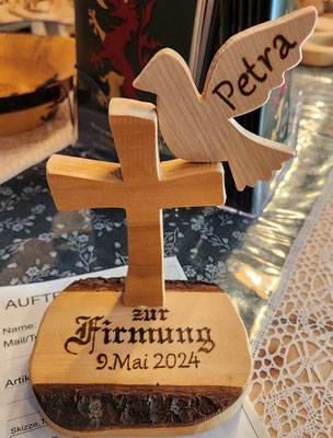 Ein personalisiertes Kreuz als Geschenkidee zur Taufe, Kommunion, Firmung, Zeugnis.