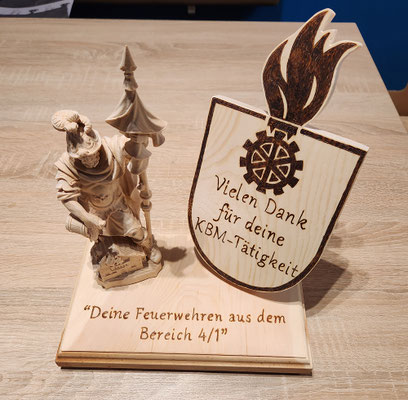 Danksagung als Geschenkidee für die Feuerwehr, handgeschnitzter heiliger Florian und Wappen