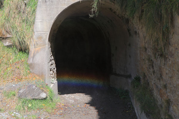 Dieses Tunnel führt unter dem Wasserfall hindurch. Hier ist ein Regenbogen entstanden.