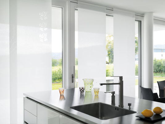 Vorhänge Beschattungen Interieur Design Plissee Vertikallamellen Rollo Raffsysteme Stangensysteme Flächenvorhänge WAVE-Vorhänge