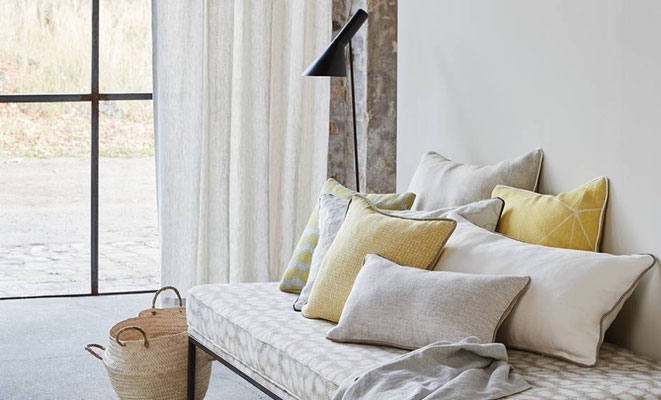 Vorhänge Beschattungen Interieur Design Plissee Vertikallamellen Rollo Raffsysteme Kissen Bettwäsche Teppiche Sofadecken 