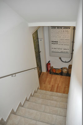Stiegenabgang ins UG mit Eingangstür zum Praxisraum und E-Installationskasten.