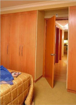 Puertas de acceso y closets habitaciones