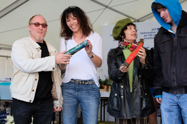 Vertreter der beiden geförderten Projekte mit den Vertretern der Lebenshilfe Heidelberg, die die Staffelstäbe hergestellt haben. (Foto: Angel Ponz, TSG78 Heidelberg)