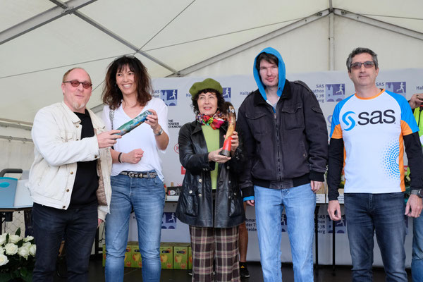 Vertreter der beiden geförderten Projekte mit den Vertretern der Lebenshilfe Heidelberg, die die Staffelstäbe hergestellt haben. (Foto: Angel Ponz, TSG78 Heidelberg)