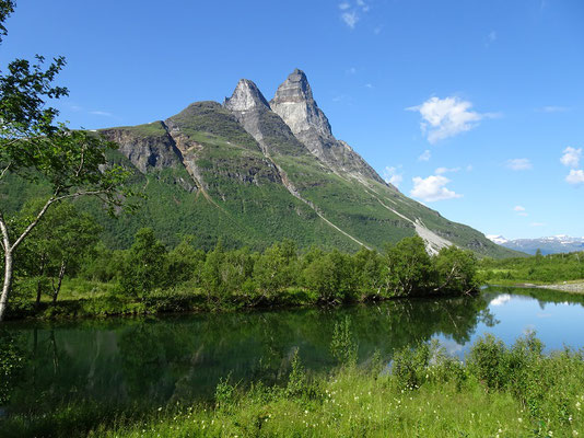 オーテルティンデン山 ノルウェー北部のシグナルダーレンに聳える山で、「北極圏のマッターホルン」の異名を持つ　2019年7月　松村一氏撮影