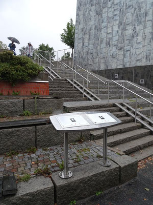 ストックホルム近郊のソレントゥナに設置された金栗四三の記念プレート 　　2019年8月　松村一氏撮影　　 記念プレートはマラソン競技の最中、金栗が迷い込んだペトレー家の跡地に設置されている
