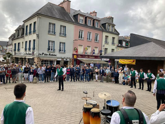 Le Bagad Plougastell sur la place du Calvaire à Plougastell