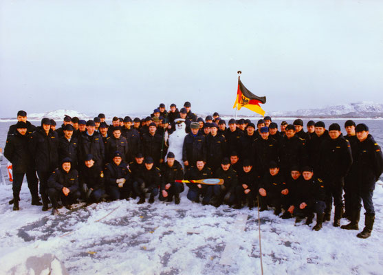 Gruppenfoto der Besatzung 94/95 vor Norwegen