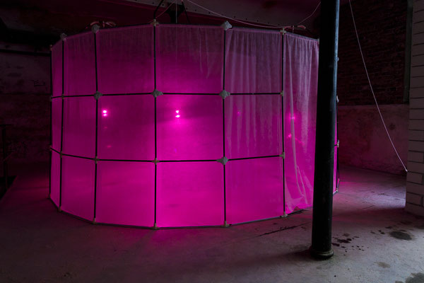 Rotunde_eine installative Arten Assemblage_Bestandteil: Rotunde _Metallstangen 3D Drucke PH Gips Zellulose Pflanzenlampen elektr.Leitungen_300 x 500 x 500 cm__Britta Frechen_2023_Foto: Tjorben Meier