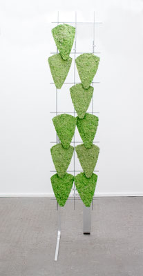 Britta Frechen _Heckengestell Nr.4_2019_Aluminium, Stahl, Pappmache, Pigment_185 x 45 x 110 cm