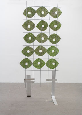 Britta Frechen _Heckengestell Nr.2_2019_Aluminium, Stahl, Pappmache, Pigment_185 x 70 x 130 cm