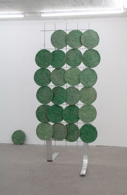 Britta Frechen _Heckengestell Nr.1_2019_Aluminium, Stahl, Pappmache, Pigment_185 x 80 x 120 cm