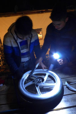 Unsere Bremse war gefixt, aber die Jungs aus unserem Stellplatzdorf hatten einen platten Reifen.