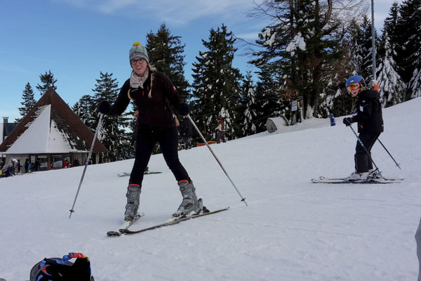 Im Schwarzwald traut sich dann auch Ann-Katrin auf die Ski, ist aber noch sehr wacklig :-P.